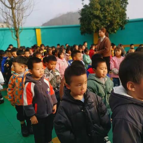 红红国旗，冉冉升起——石宝贝贝乐幼儿园升旗仪式