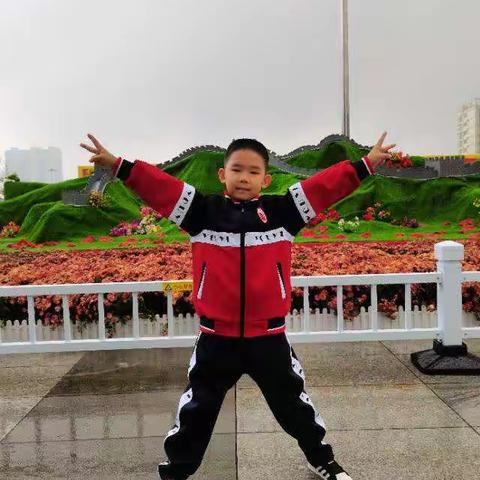 友谊大街小学一年级12班秦毅祝愿祖国繁荣昌盛，国泰民安！