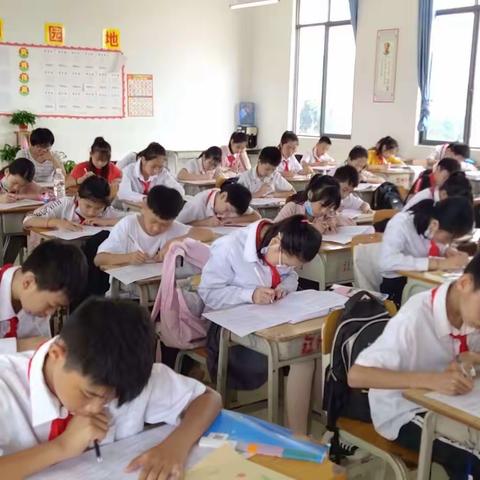 江州镇中心小学4一6年级期中摸底测试侧记