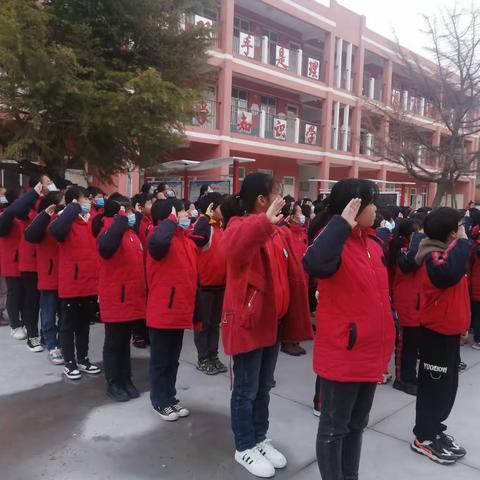 苗寨镇东于林中心小学升旗仪式
