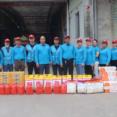 赞！这支志愿队半天慰问10户困难学生和孤寡老人