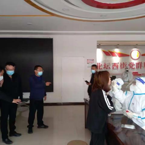 院领导赴各核酸采样点检查督导工作