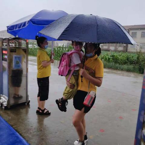 雨中晨接，伞下有爱——徐庄镇太平幼儿园下雨天教师打伞给孩子撑起一片晴空