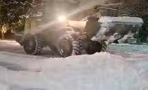 除夕降瑞雪，环卫工人冒雪奋战一线