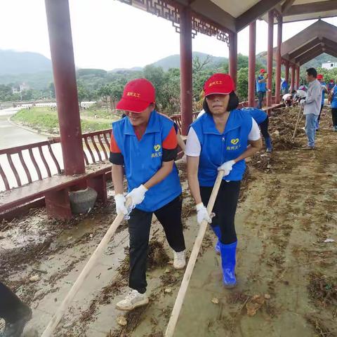 高州义工助力根子乡村灾后清理环境卫生，重建家园！