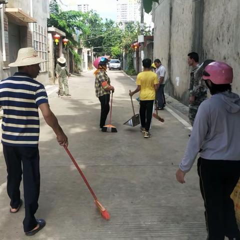 临高人保财险今日组织开展环境卫生整治活动