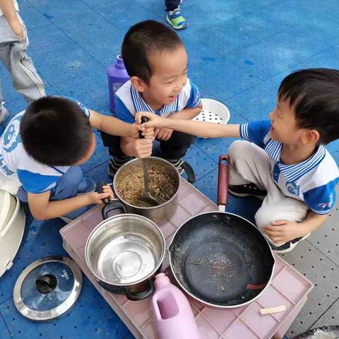 中科大幼儿园——中一班户外自主游戏之角色区、玩沙区