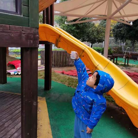 中科大幼儿园——中一班        收集雨水宝宝💦