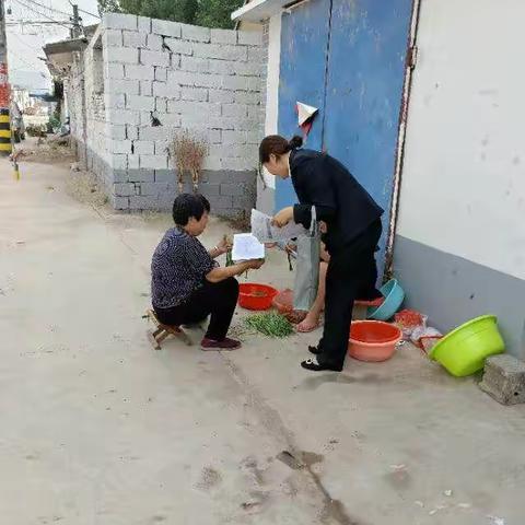 金鼎支行进入农村市场宣传我行产品