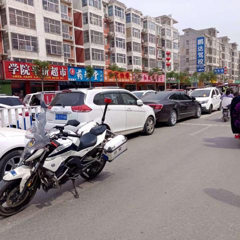 学院西路开展“违停”整治，切实做到还路于民