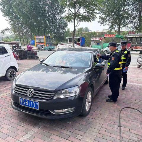 规范机动车停放秩序城管综合行政执法大队开启“温馨提示”