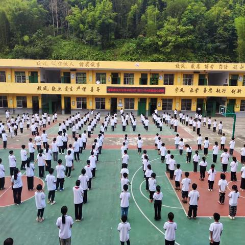 爱心捐赠，情暖校园-梧州市新龙小学接受爱心捐赠活动