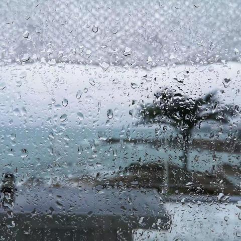 在雨中，海边的咖啡屋…