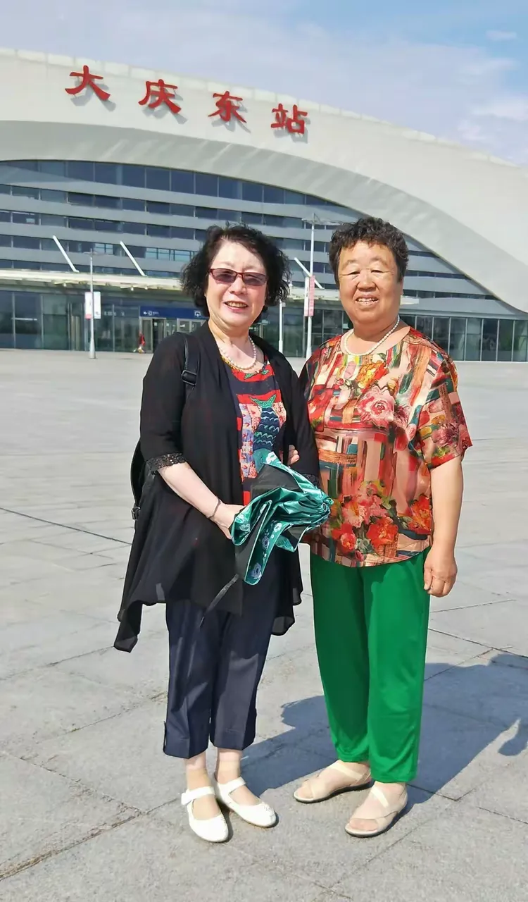 分别五十载，重逢大庆城，欢笑忆童年，定下老年梦！😊🌷🎄🎉🍎2018年7月3日于油城