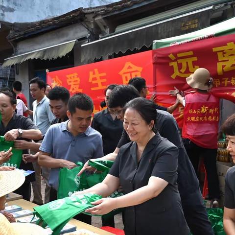 法律服务助力脱贫攻坚——海口中院党组书记、院长李庆深入甲子镇工作调研