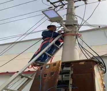 学党史 悟思想 我为群众办实事  为延安西街家属院安装路灯