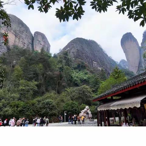 群峰争艳秀湘桂