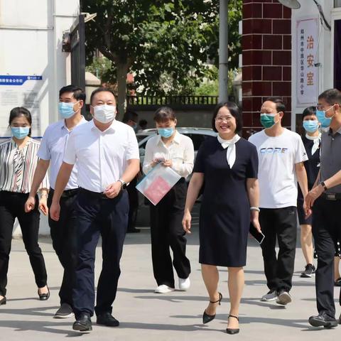 中原区区委区政府教师节慰问华山路小学全体教师