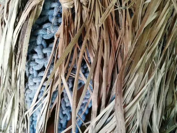 狮毛的材料是络麻也即黄麻，听说是从山东邮购来的。