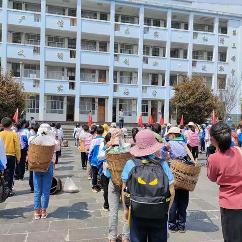 走进自然，亲近春天。——五合乡丙弄完全小学春游