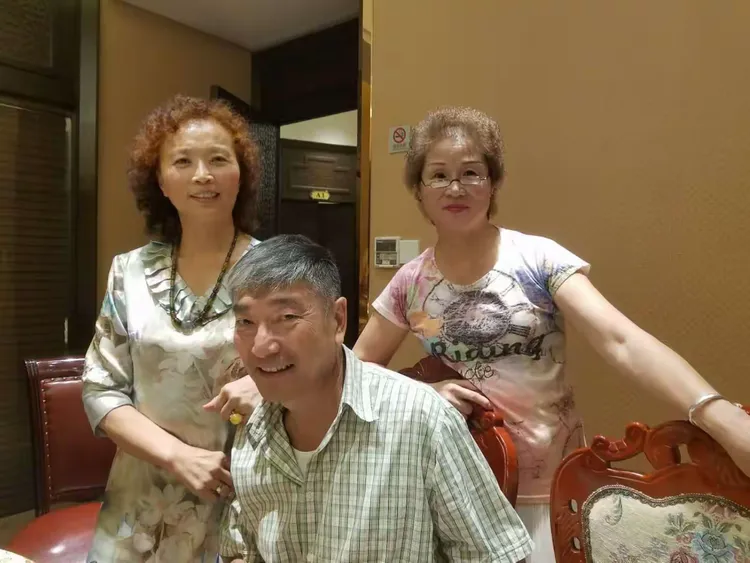 同影视演员谢钢小聚