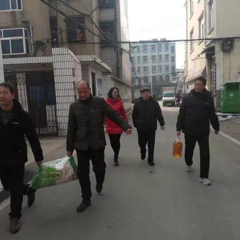 明光市桥头小学慰问军烈属、退休老教师