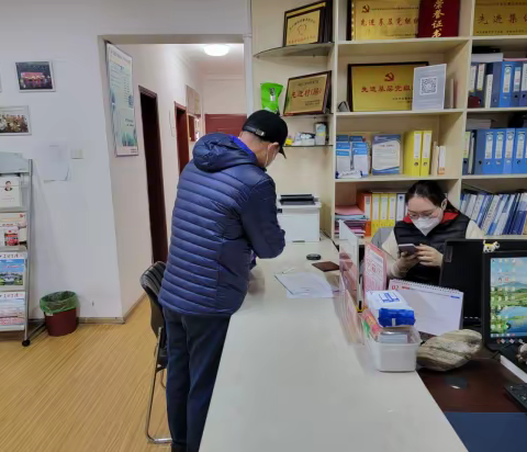 聚善街社区开展80岁以上老年人高龄补贴认证工作