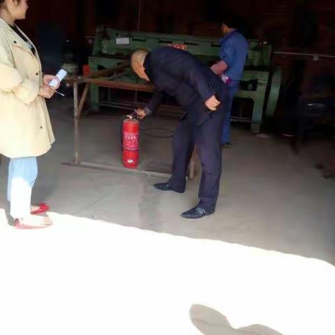 阜寨镇安监站对云华机械厂进行安全隐患排查