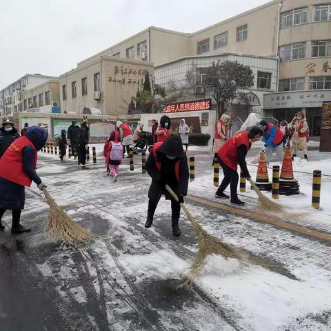 学校教师开展扫雪活动