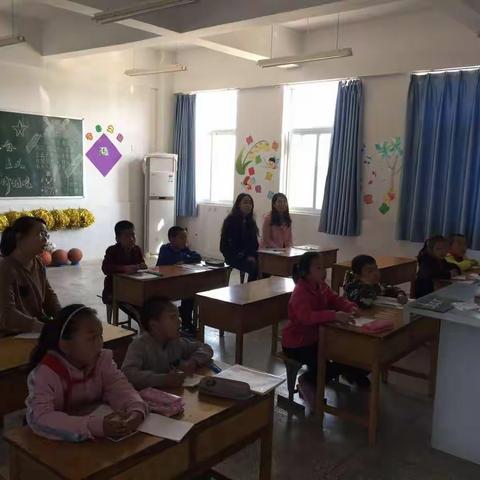 开发区教文体局领导到山前小学深入课堂“推门听课”