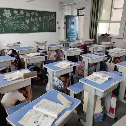 防震常演练  安全记心间              -----开发区实验小学组织防震应急疏散演练活动