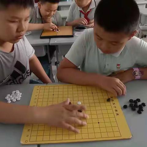 乐在棋中，棋乐无穷”— —铁路小学五子棋社团