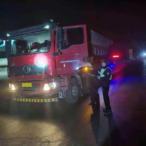 打击短途超限超载  治超在行动