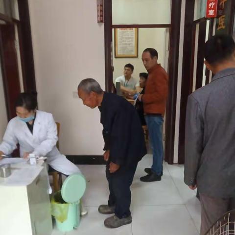 郭坊分院开展以“家庭医生、我承诺、我服务”为主题的宣传义诊活动中。