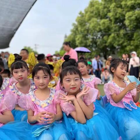 “快乐六一，童心飞扬”                       余家湖中心幼儿园六一文艺汇演