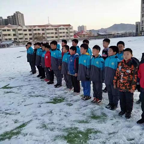 绽放冰雪激情  传递冬奥梦想————平泉市城西小学“冰雪运动计划”之雪地足球、雪地跑步活动