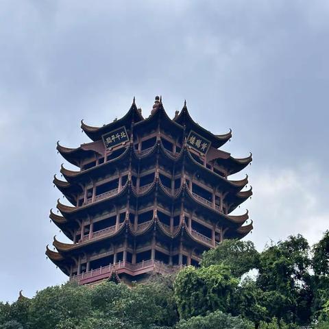 青山绿水黄鹤楼，美景如诗伴征游