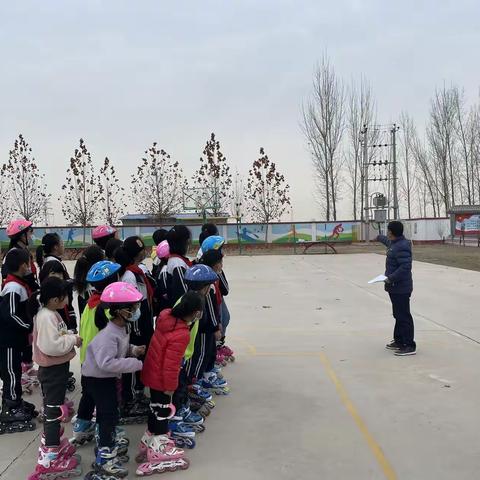 肖官营镇兴隆庄小学迎冬奥冰雪运动会（轮滑比赛）