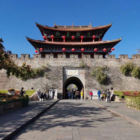 2019年12月初，同新英前往云南宾川县办事。回程，再游大理古城。12月初的大理，阳光明媚，蓝天白云使人心旷神怡。