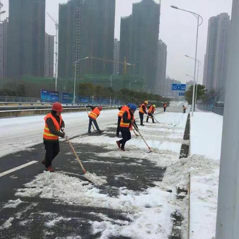 新区公司紧急落实要求，组织对三环线的除雪大战！