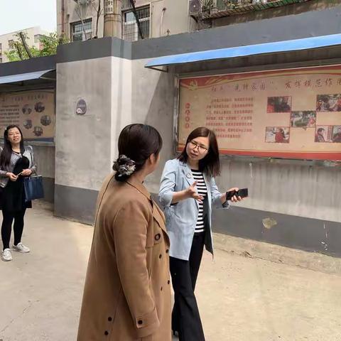 卫滨区组织部部长观摩指导自由南社区党建工作