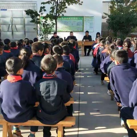 祥云县王家庄小学开展法制进           校园活动