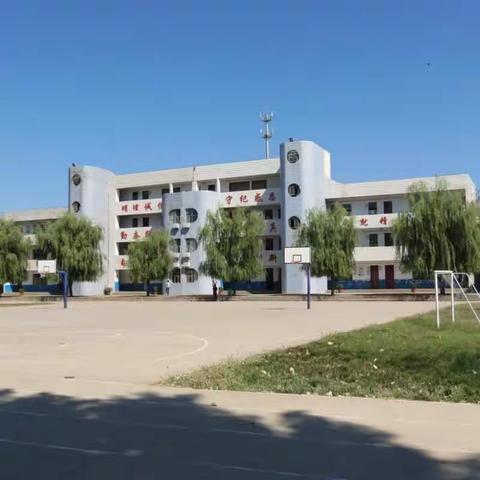 教研室主任胡龙江带领县教研室领导到李村一中进行听课调研
