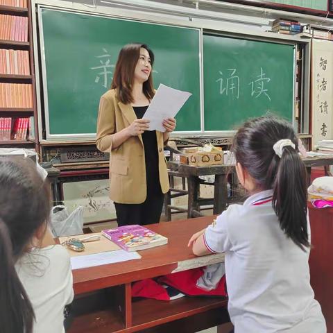 市诵读协会举行小学古诗词亲子读书活动