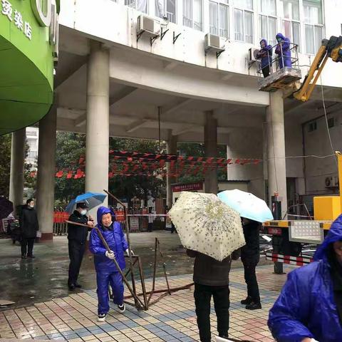 助力“双减” 后湖街道冒雨开展校外培训广告集中拆除行动