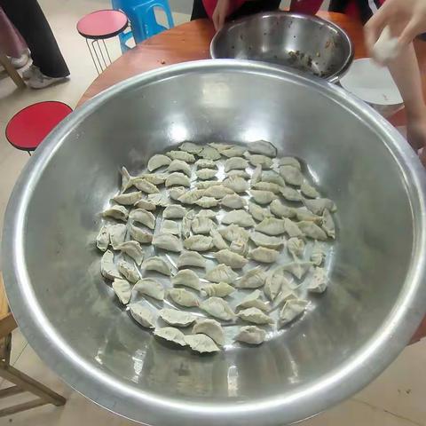 饺子飘香，情暖校园——蒙圩二中21.7班包饺子活动