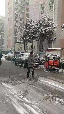 河湾社区两委干部，社区居民清除积雪在行动，一起打造美丽河湾新家园