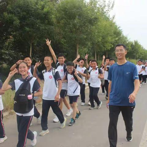 致敬青春 你我一路同行 —第三实验中学组织学生徒步拉练活动