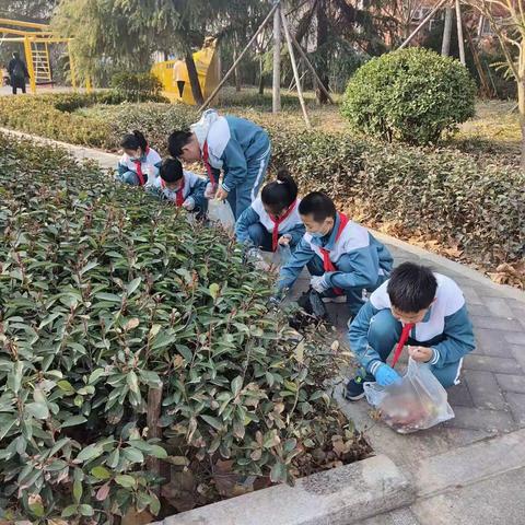 学习雷锋活动日，银河小队在行动