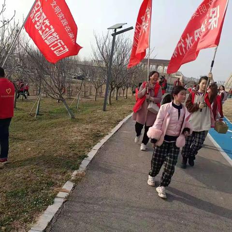 三🈷五日，弘扬雷锋精神，扬州路学校，杨淑慧，史依婷，周旭等同学参加人与自然和谐共生环境保护志愿服务活动